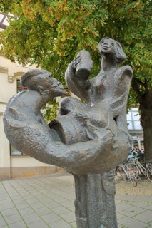 Sculpture Ergo Bibamus by Freimut Drewello 1986, memory of the academic brewery, Ergo-bibamus
