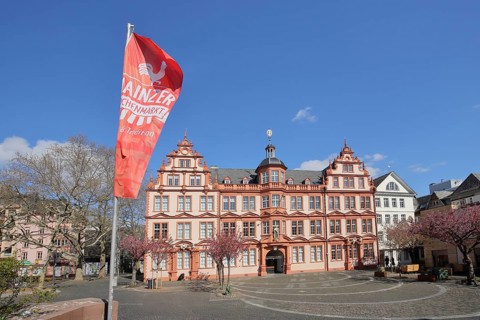 Historic house Zum Römischen Kaiser and flag with inscription Mainzer Wochenmarkt, Villa,
