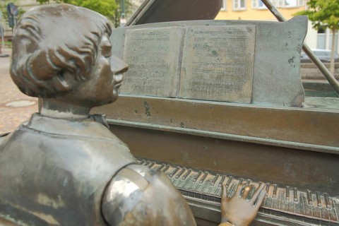 Musician's fountain with piano player with score by Bonifatius Stirnberg 1989, sculpture, woman,
