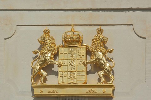 Two golden lion figures with coat of arms and crown, shiny, symmetrical, golden, detail, Schloss