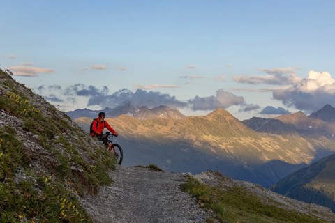 Mountain biker on the panoramic trail, bike tour, Parsenn, Davos, Grisons, Switzerland, Europe
