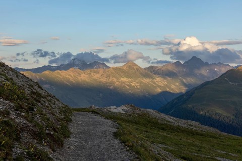 Panorama trail, mountains at the back of the Flüela Pass with Pischa and Flüelahorn, Davos,