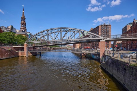 Kibbelsteg Bridge over the Zollkanal and the main church of St Katharinen, Speicherstadt, Free and