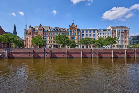 Residential and commercial building with the Zippelhaus event space on the Zollkanal,