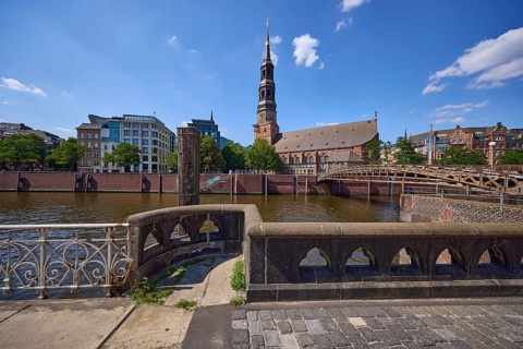 Customs canal with railing, main church St. Katharinen and Jungfernbrücke, Speicherstadt, Free and