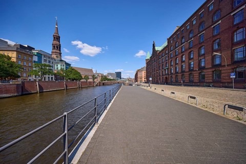 Customs canal with street Neuer Wandrahm, main church St. Katharinen and warehouses, Speicherstadt,
