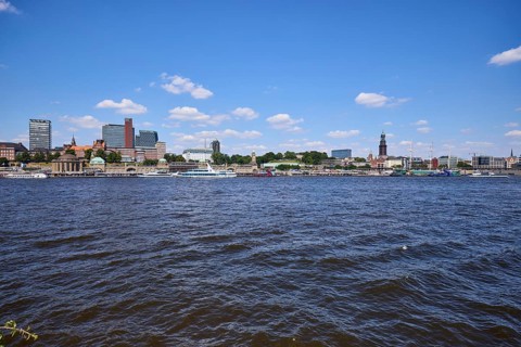 Skyline with the Norderelbe, St.-Pauli-Landungsbrücken, St. Michaelis Church Michel, Hotel Hafen