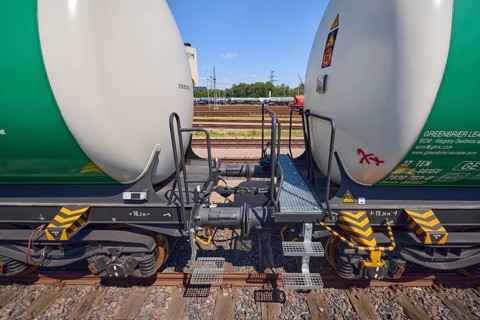 Railway tracks with ballast and sleepers, buffer between tank wagons in the port of Hamburg, Free