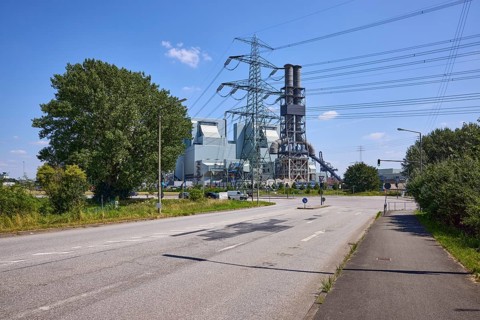 Traffic light-controlled intersection and the Moorburg coal-fired power plant with high-voltage