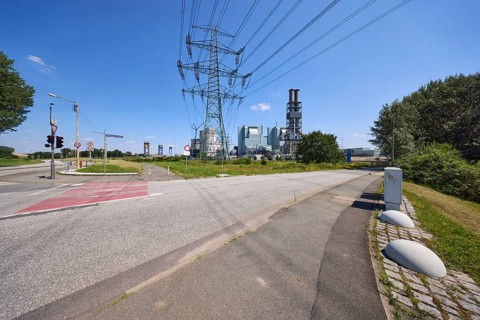 Moorburg coal-fired power station with high-voltage pylon and road in the Moorburg district, Free