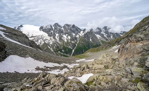 View of mountain peaks and glaciers into the valley Floitengrund, Lapenscharte, Berliner Höhenweg,