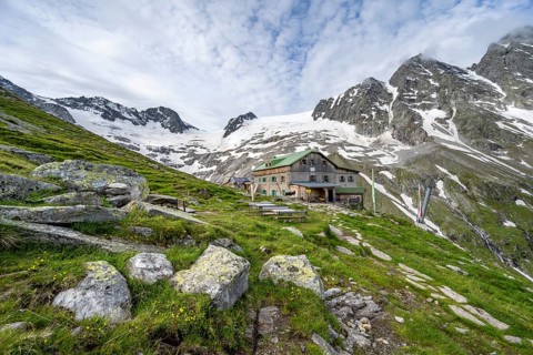 Mountain landscape with mountain hut Greizer Hütte in the evening light, mountain basin with snow