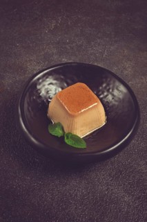 Cream caramel pudding, with caramel sauce, dessert, breakfast, on a black plate, mint, no people