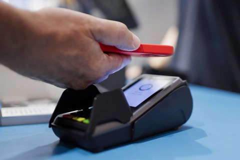 Payment of goods in retail, Bonn, 31.07.2024. Customer and cashier paying