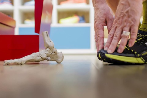 Advice and sale of sporting goods, here running shoes, in retail, Bonn, 31.07.2024. Specialist