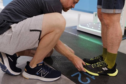 Advice and sale of sporting goods, here running shoes, in retail, Bonn, 31.07.2024. Specialist