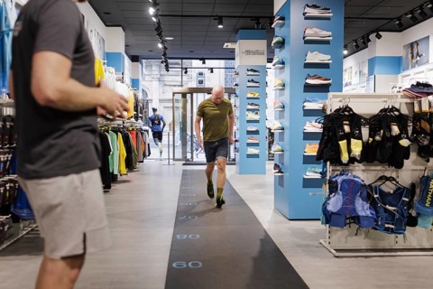 Advice and sale of sporting goods, here running shoes, in retail, Bonn, 31.07.2024. Specialist