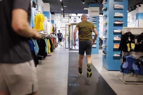 Advice and sale of sporting goods, here running shoes, in retail, Bonn, 31.07.2024. Specialist
