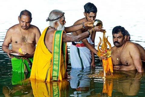 Head priest Siva Sri Arumugam Paskarakurukkal in the Datteln-Hamm canal during ritual purification,