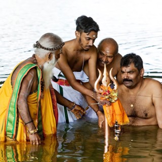 Head priest Siva Sri Arumugam Paskarakurukkal in the Datteln-Hamm canal during ritual purification,