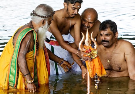 Head priest Siva Sri Arumugam Paskarakurukkal in the Datteln-Hamm canal during ritual purification,