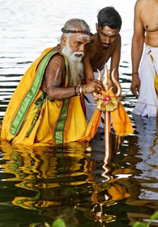Head priest Siva Sri Arumugam Paskarakurukkal in the Datteln-Hamm canal during ritual purification,