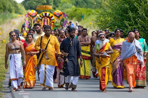 Small procession with the main priest Siva Sri Arumugam Paskarakurukkal to the Datteln-Hamm canal,