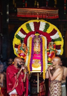Hindus at the temple festival at the entrance of the Hindu temple Sri Kamadchi Ampal, Hamm, Ruhr