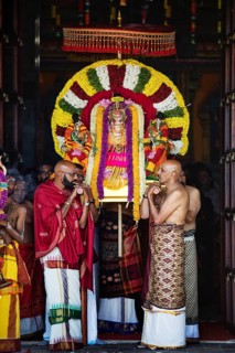 Hindus at the temple festival at the entrance of the Hindu temple Sri Kamadchi Ampal, Hamm, Ruhr