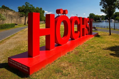 Red Höchst lettering on the banks of the Main, Frankfurt-Höchst, Frankfurt am Main, Hesse, Germany,
