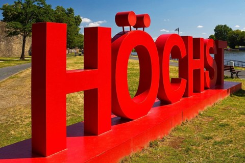 Red Höchst lettering on the banks of the Main, Frankfurt-Höchst, Frankfurt am Main, Hesse, Germany,