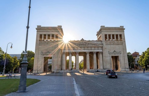 Propylaea with sun star against the light, city gate at Königsplatz, Kunstareal Munich, Munich,