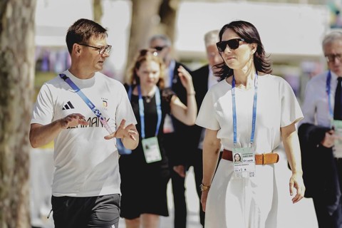 (R-L) Annalena Bärbock (Alliance 90/The Greens), Federal Foreign Minister, and Olaf Tabor, Head of