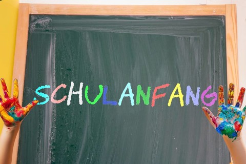 Symbolic image of the start of school: A blackboard reads SCHULANFANG (Composing)