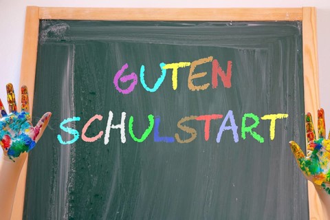 Symbolic image of the start of school: A blackboard reads GUTEN SCHULSTART (Composing)