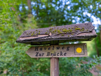 Wooden signpost for the Havelweg on the banks of the Havel, Fürstenberg/Havel, Brandenburg,