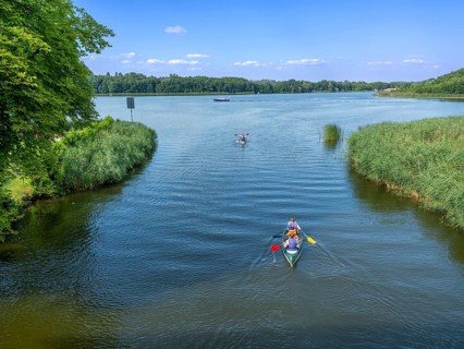 Paddle boat, paddler, on the Havel between Baalensee and Schwedtsee (behind), Fürstenberg/Havel,