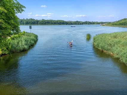 Paddle boat, paddler, on the Havel between Baalensee and Schwedtsee (behind), Fürstenberg/Havel,