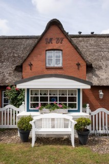 Seat in front of a Frisian house, thatched roof, Amrum, North Sea island, North Frisia,