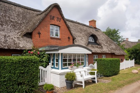 Seat in front of a Frisian house, thatched roof, Amrum, North Sea island, North Frisia,