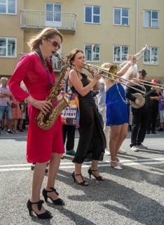 Jazz musicians, The Carling family, play on the street in Ystad in the opening of the Ystad Jazz