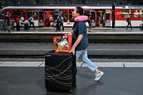 SBB railway station passer-by with trolley case