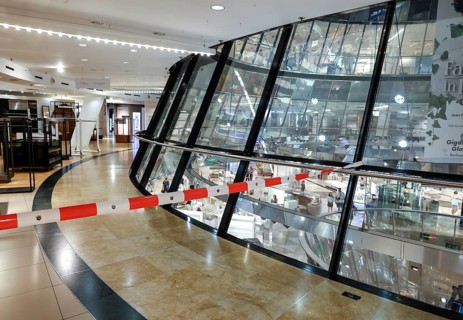 Empty sales shelves in the Galeries Lafayette, after 28 years the Galeries Lafayette on Berlin's