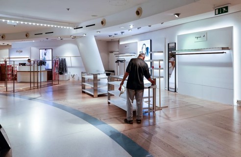 Empty sales shelves in the Galeries Lafayette, after 28 years the Galeries Lafayette on Berlin's