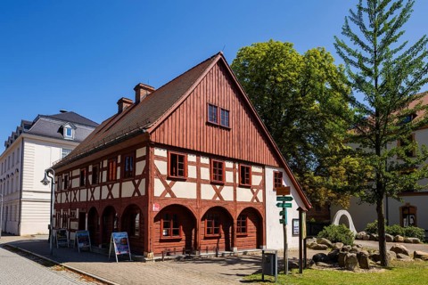 The Raschkehaus (Zinzendorfplatz 8) is a half-timbered house in the town centre of Niesky in the
