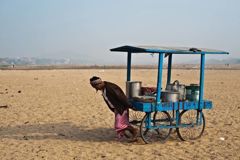A street vendor is pulling his cart in the sand of the dry riverbed of the Phalgu river (Gaya,