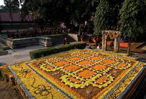 Floral decoration at the Mahabodhi temple (Bodhgaya, India), The Mahabodhi temple is an ancient