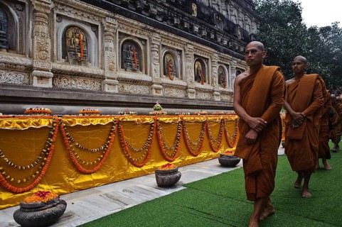 Buddhist monks circumambulating around the Mahabodhi temple (Bodhgaya, India), The Mahabodhi temple