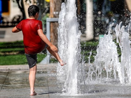 A boy cools off at a fountain, Berlin, 30.07.2024., Berlin, Berlin, Germany, Europe
