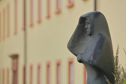 Sculpture Die Ausschauende by Hermann Kuhmichel 1959, woman, bronze, look, look, look, arm, top,